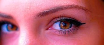 conjuntivitis-y-lentillas-ojo-mujer-rojo