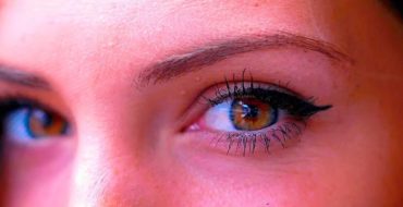 conjuntivitis-y-lentillas-ojo-mujer-rojo