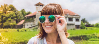 gafas-de-sol-dia-de-la-madre-mujer-con-gafas-de-sol