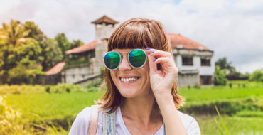 gafas-de-sol-dia-de-la-madre-mujer-con-gafas-de-sol