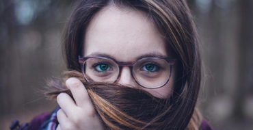 descansar-la-vista-mujer-gafas-pelo-largo