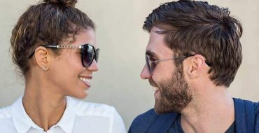 pareja-con-gafas-de-sol-enamorados