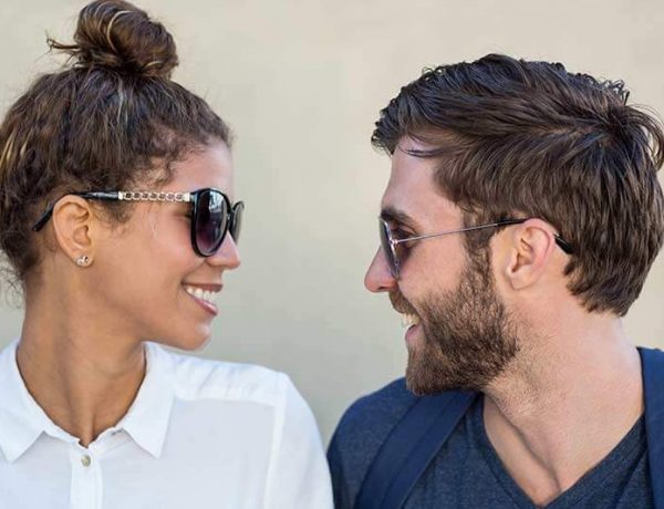 pareja-con-gafas-de-sol-enamorados