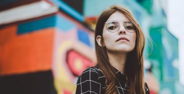 Una chica con gafas graduadas