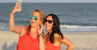 chicas con gafas en la playa