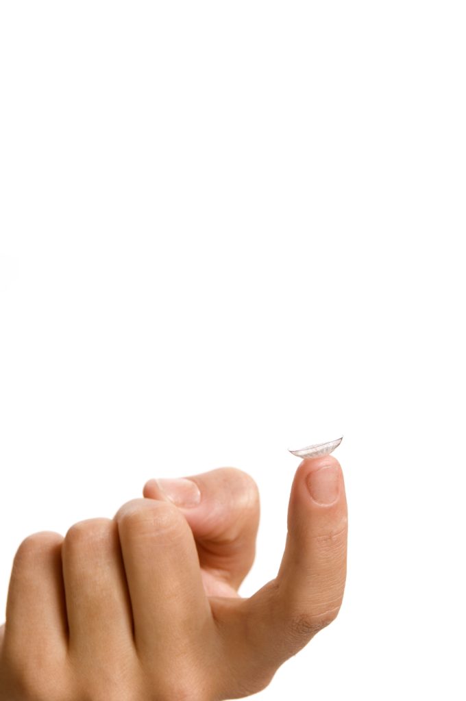 lentilla sobre un dedo