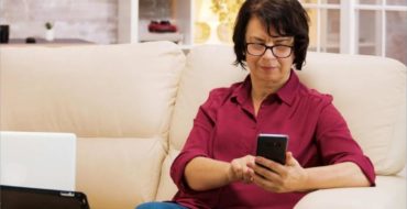 mujer mirando el móvil con gafas