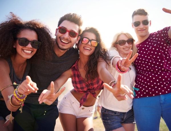 grupo de gente con distintos tipos de gafas de sol