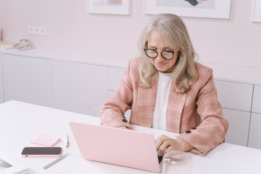 persona mayor frente al ordenador con gafas de presbicia