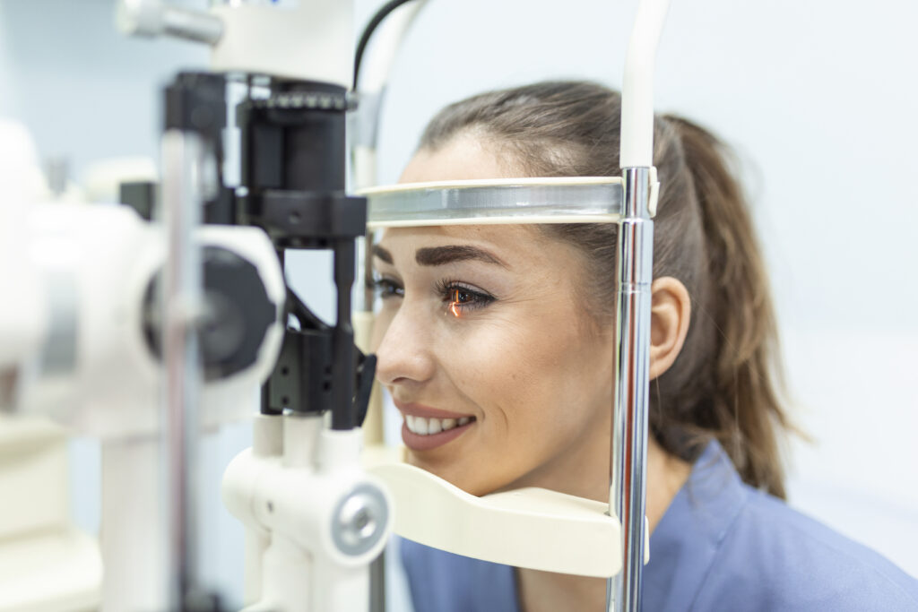 Queratocono, persona frente a una máquina de examen retinal